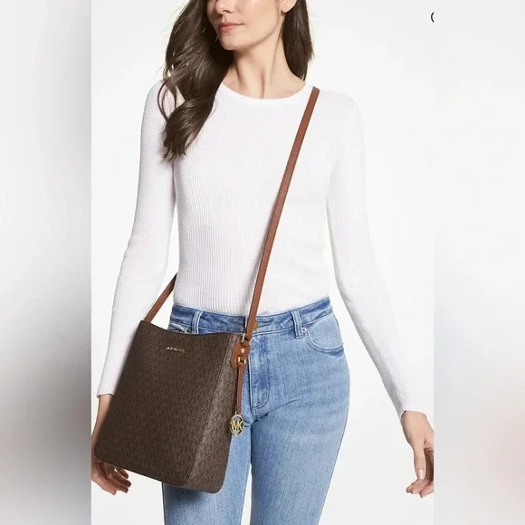 NWT Jet Set Travel Large Logo Messenger Bag - Picture 4 of 9